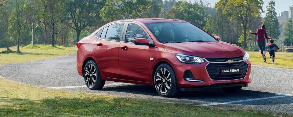 File:2022 Chevrolet Onix Turbo LTZ (Chile) front view (cropped