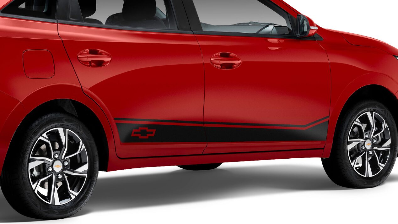Embellece tu Chevrolet Sail Sedán con el accesorio calcomanía exterior