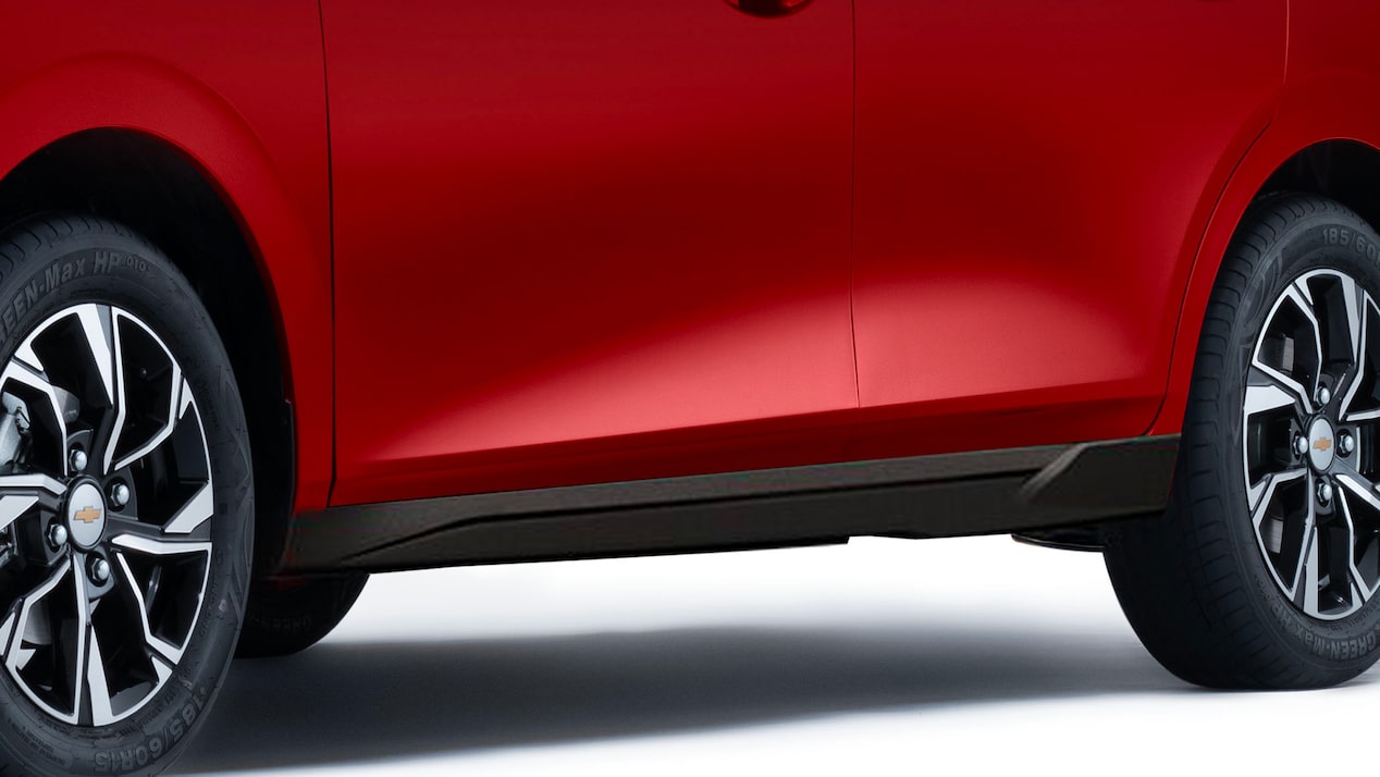 Mejora tu Chevrolet Sail Sedán con el accesorio molduras laterales exterior