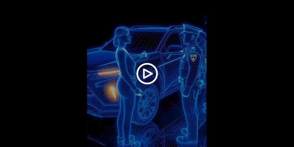 Marco de video predominantemente oscuro con elementos gráficos azules brillantes que representan a un policía hablando con un conductor cuyo coche está conectado a OnStar.