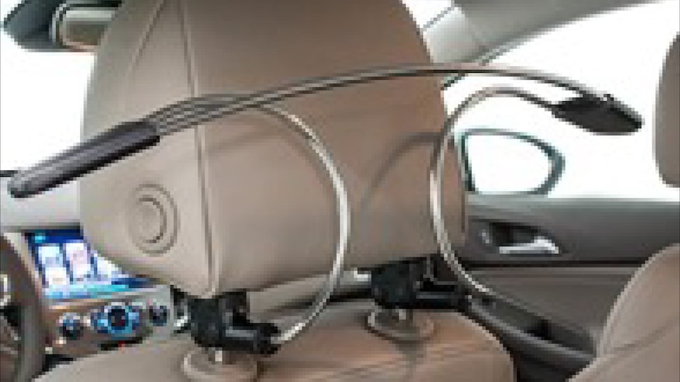 El colgador de ropa facilita el transporte de prendas en el interior de tu camioneta Chevrolet Silverado