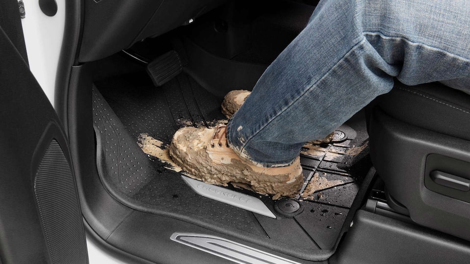 Los cubrepisos traseros delanteros cuidan tu camioneta Chevrolet Silverado