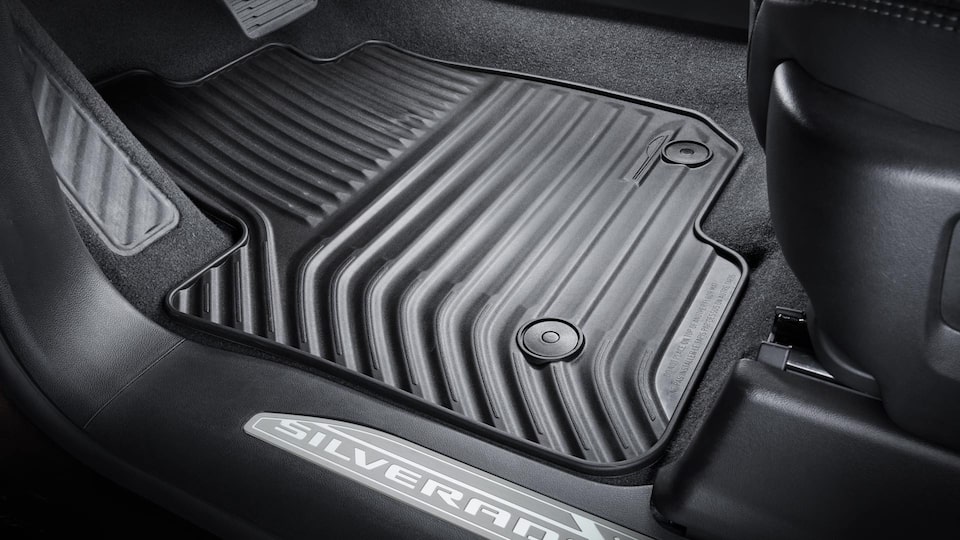 Los protectores del umbral de las puertas agregan un acabado más elegante a tu camioneta Chevrolet Silverado