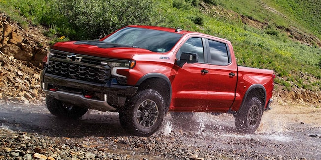 Pick up Chevrolet Silverado ZR2 vista de frente en marcha