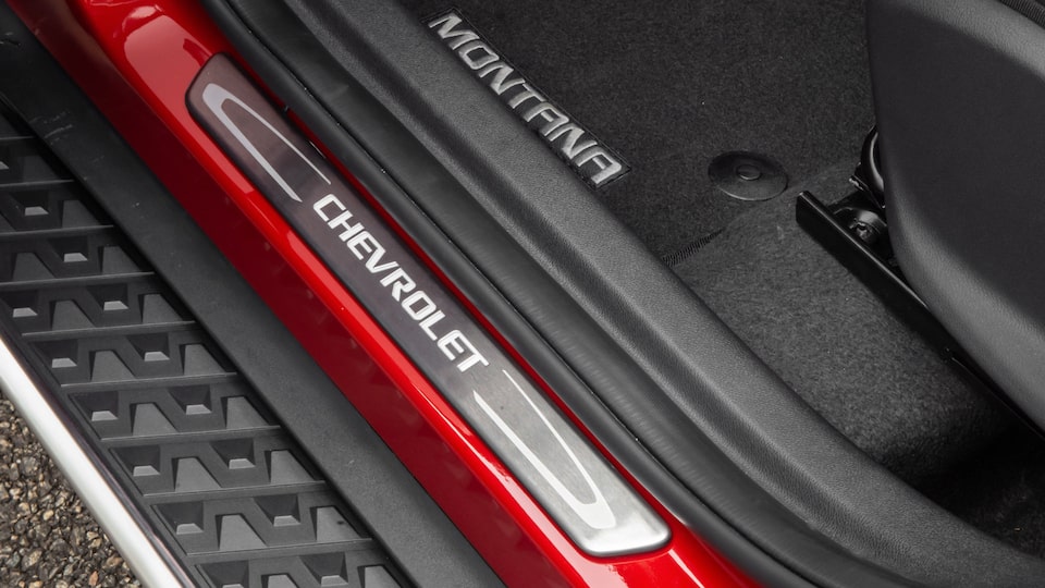 Protege los zócalos de tu pick up Chevrolet Montana con los protectores de umbral iluminados