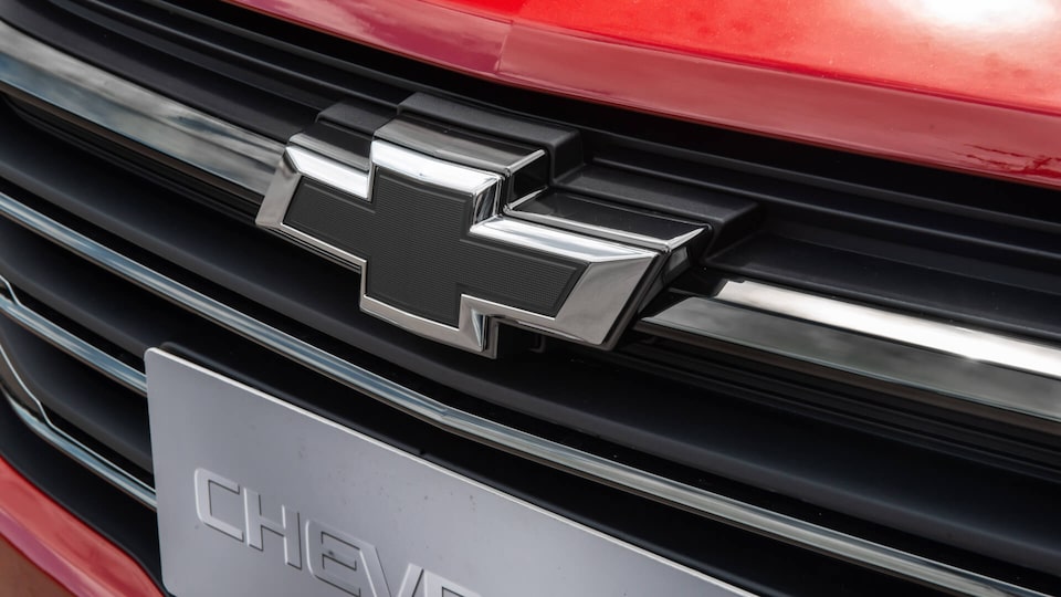 Brinda aspecto deportivo a tu pick up Chevrolet Montana con bowtie negro