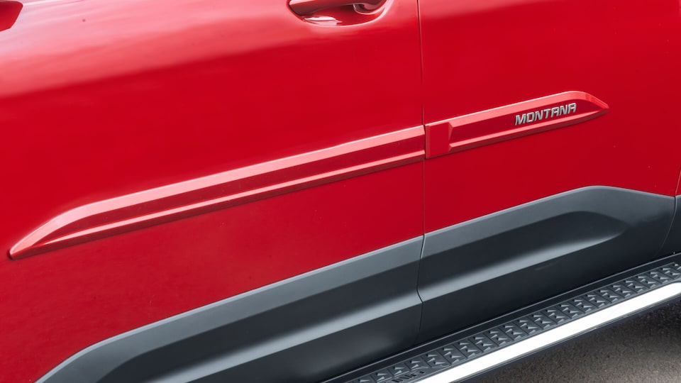 Mejora el aspecto de la pick up Chevrolet Montana con la moldura lateral negra