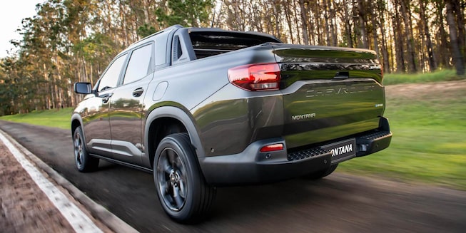 Vista posterior lateral de la pick up Chevrolet Montana