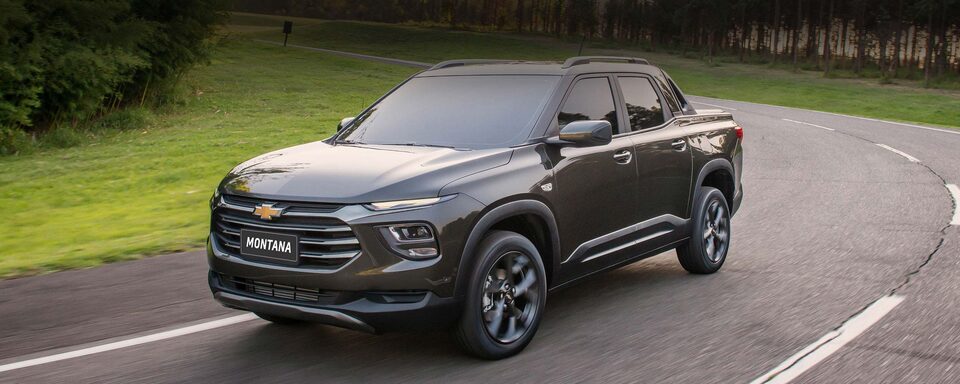 Vista de la pick up Chevrolet Montana en ruta
