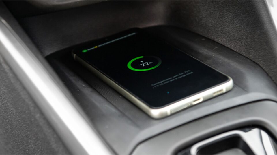 El cargador inalámbrico de la pick up Chevrolet Montana te facilita estar conectado