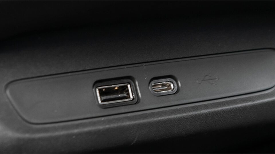Los puertos USB de la pick up Chevrolet Montana conectan todos los dispositivos
