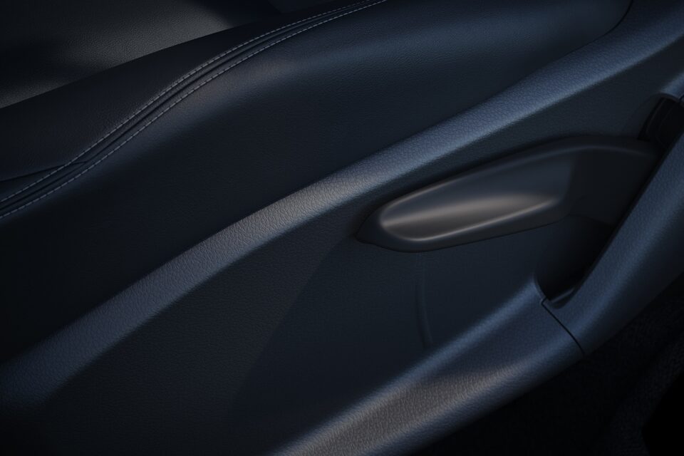 Detalle de las molduras interiores de las puertas de la pick up Chevrolet Montana Premier