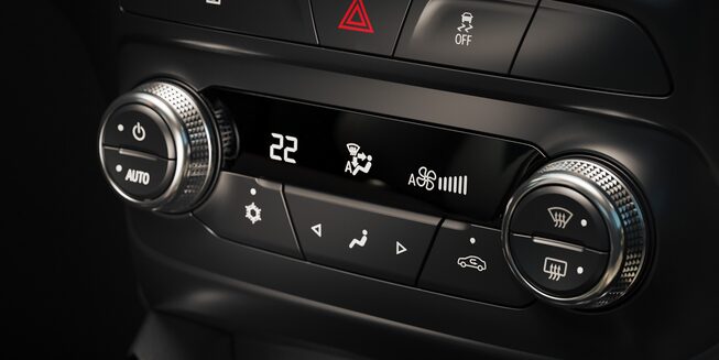 Detalle de los controles del tablero de la pick up Chevrolet Montana