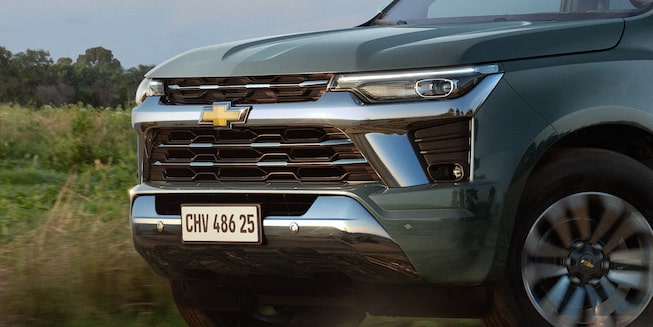 Vista lateral frontal Chevrolet Colorado High Country