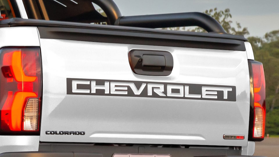 Accesorio Chevrolet Colorado -Aplique de letras negativo en la compuerta trasera