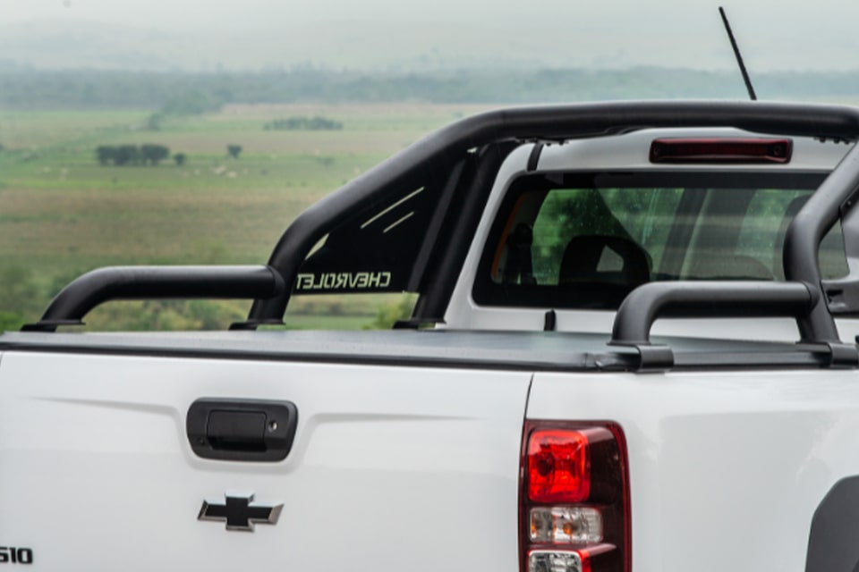 La barra antivuelcos negra da un estilo único a tu camioneta Chevrolet Colorado Z71