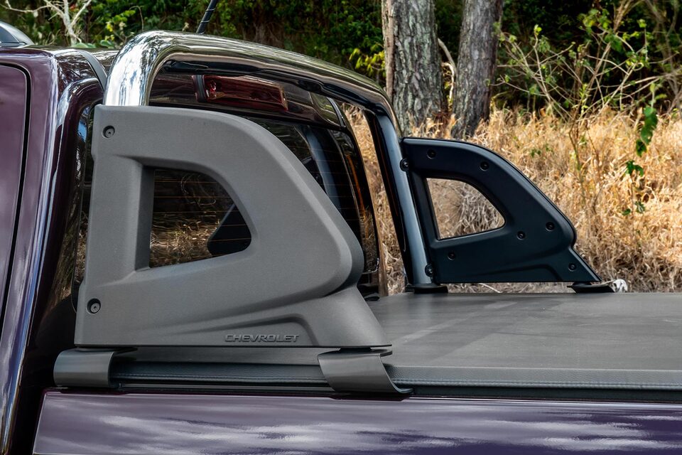 La barra antivuelcos cromada aporta funcionalidad y estilo a tu camioneta Chevrolet Colorado Z71