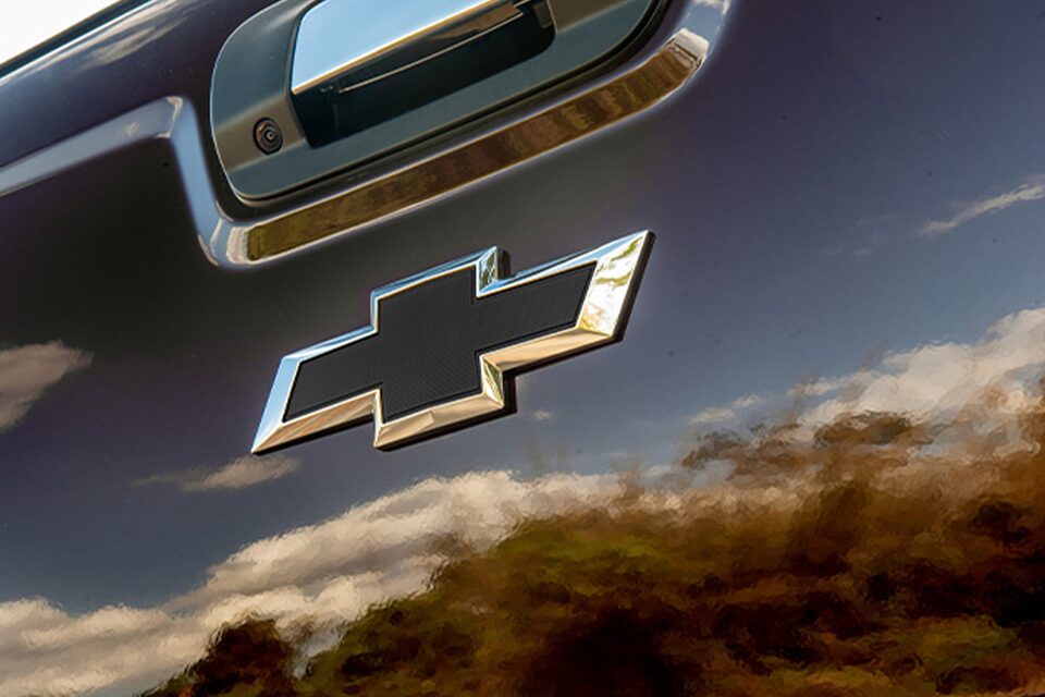 Mejora la apariencia de tu camioneta Colorado Z71 con el logo posterior de Chevrolet en color negro