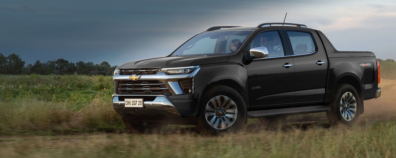 Chevrolet Colorado gris volcano en campo
