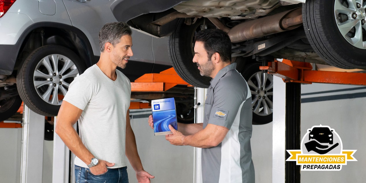 Uno de nuestros especialistas hablando con un cliente.