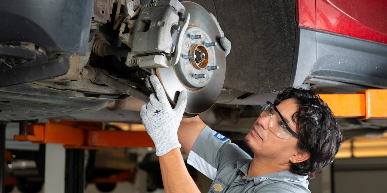 Especialista revisando una rueda.