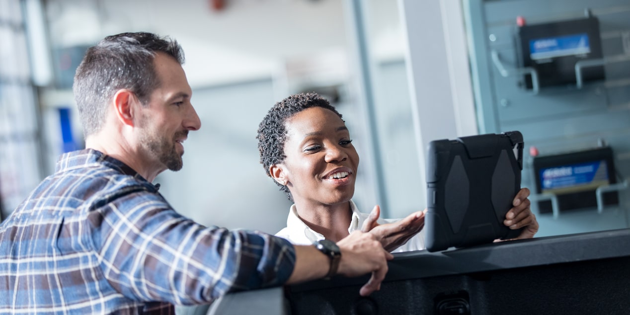 Personas mirando la pantalla de una tablet.
