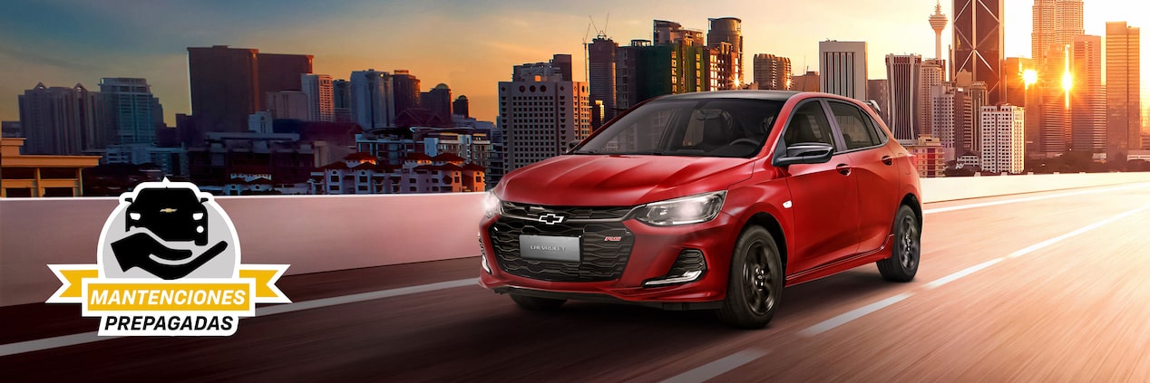 Plan Nuevo Chevrolet Onix circulando por una carretera en las afueras de la ciudad.