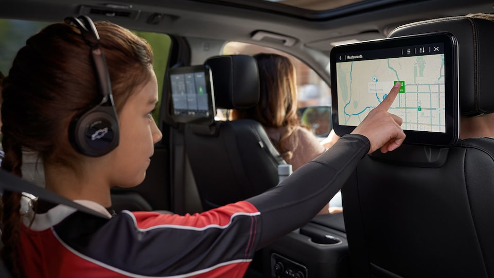 Chevrolet - Pantalla touch trasera en el interior de tu SUV Suburban