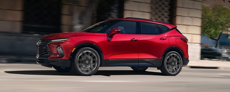 Vista en marcha en la ciudad de la SUV Chevrolet Blazer RS