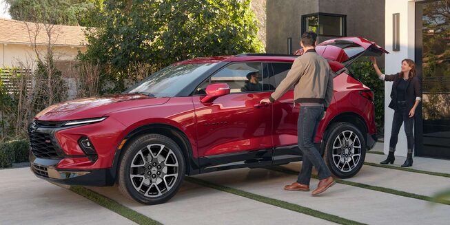 Vista exterior urbana de la SUV Chevrolet Blazer RS