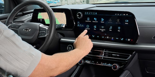 Pantalla táctil de la Chevrolet Traverse 2025 con funciones de navegación, conectividad, multimedia y control de clima desde el panel central