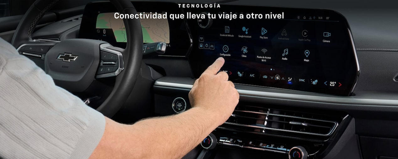 Interior de la Chevrolet Traverse 2025 con pantalla táctil central y navegación activada