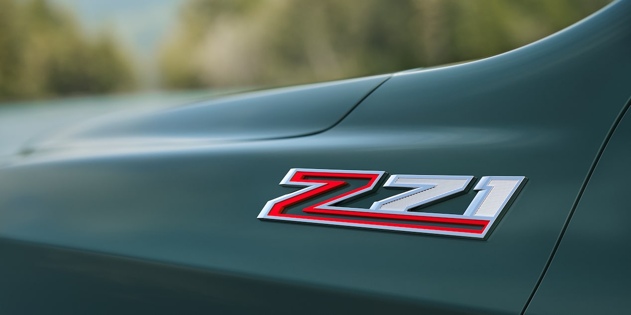 Detalle del emblema Z71 en la carrocería de la Chevrolet Suburban, representando su capacidad todoterreno