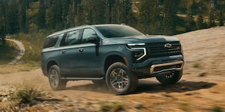 Chevrolet Suburban Z71 en terreno off-road mostrando su potencia, diseño imponente y capacidad todoterreno