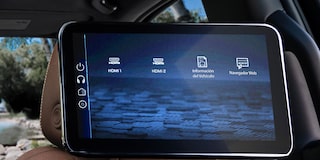 Pantalla trasera de entretenimiento en asiento de Chevrolet Suburban con opciones HDMI y navegador web