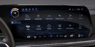Pantalla central de infoentretenimiento de Chevrolet Suburban con integración de Alexa, Google Maps y clima sincronizado
