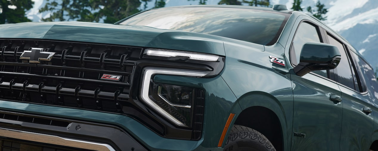 Frontal robusto de la Chevrolet Suburban Z71 con diseño agresivo y emblema Z71 destacado