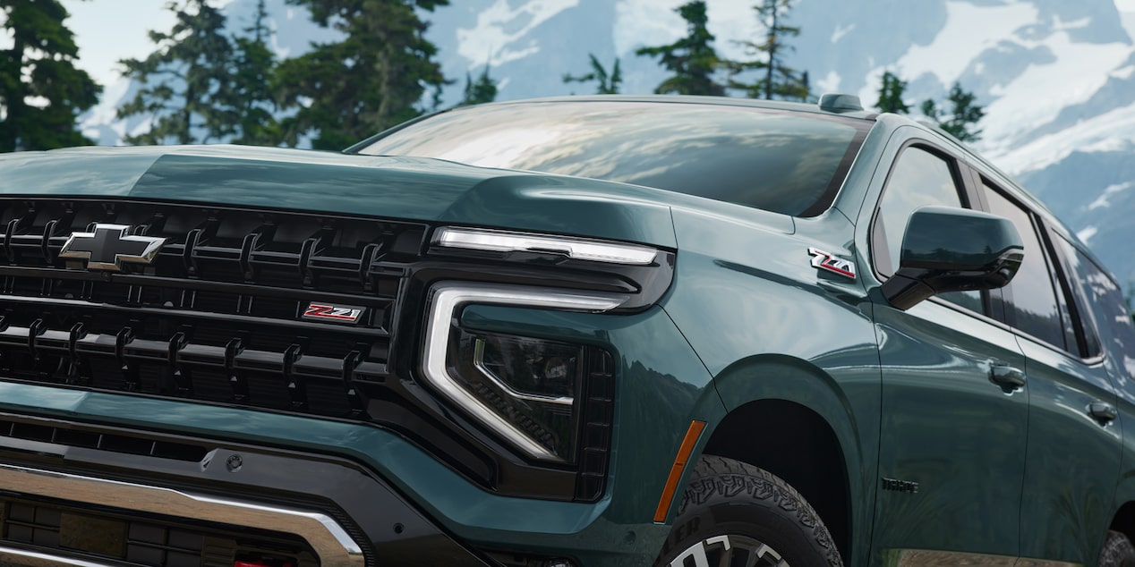 Detalle del diseño frontal y parrilla de la Chevrolet Suburban Z71 con badge distintivo Z71