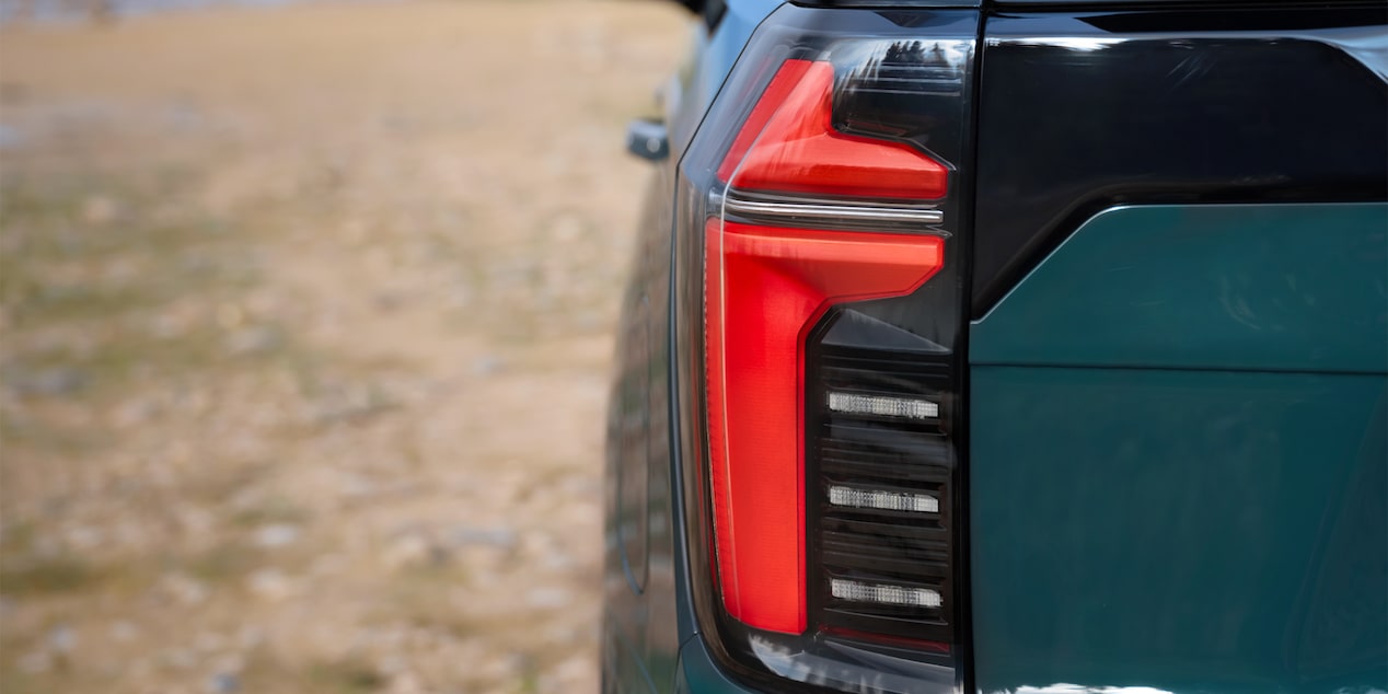 Detalle de la luz trasera LED de una Chevrolet Tahoe 2025 sobre terreno arenoso
