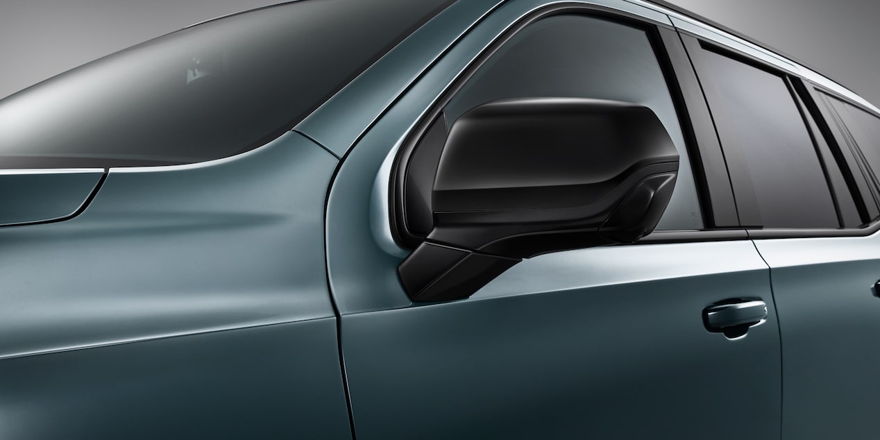 Detalle del espejo lateral y carrocería de la Chevrolet Tahoe 2025 en color verde metálico