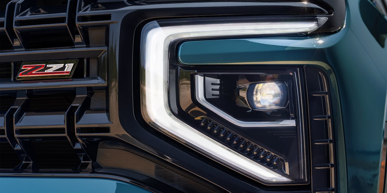 Faro LED frontal de la Chevrolet Tahoe 2025 Z71 con diseño moderno y emblema distintivo