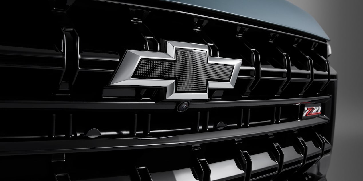 Parrilla frontal con logo Chevrolet en la Tahoe 2025 Z71, diseño robusto y elegante