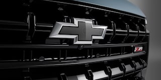 Parrilla frontal con logo Chevrolet en la Tahoe 2025 Z71, diseño robusto y elegante