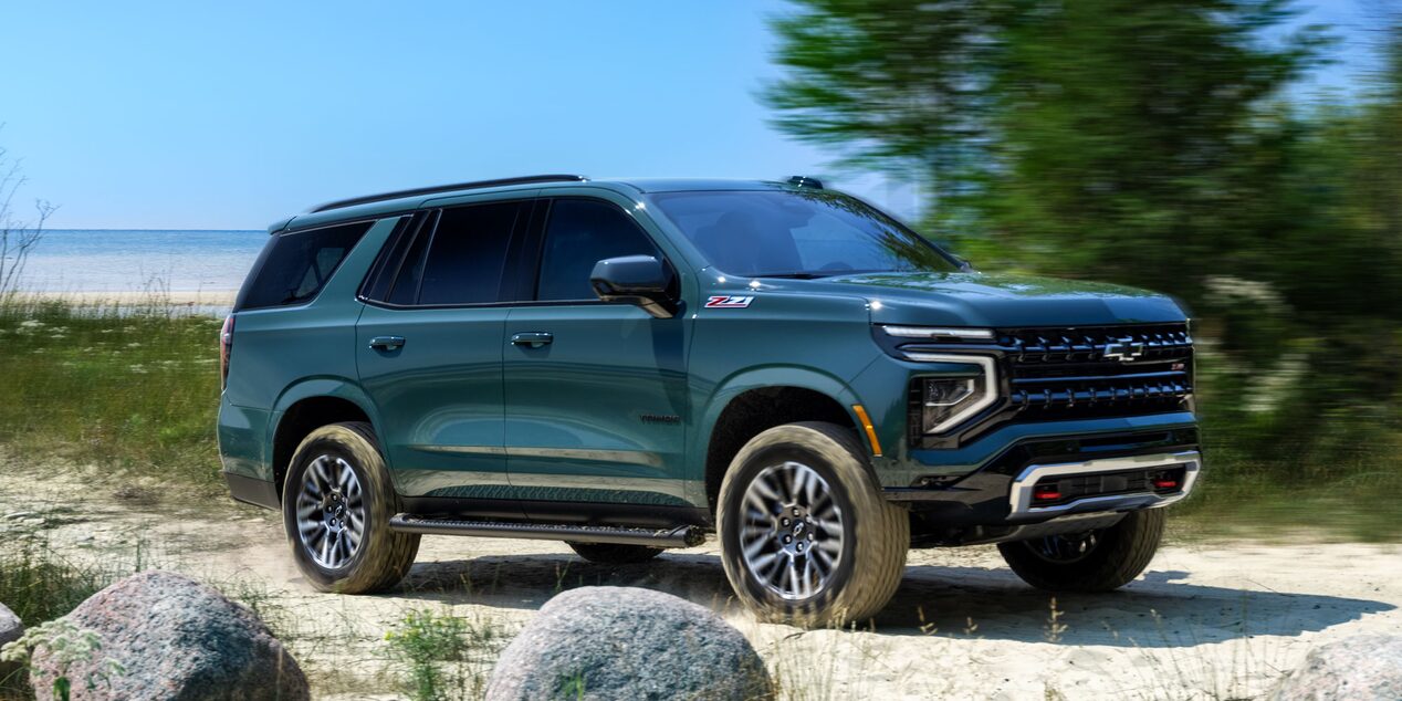 Chevrolet Tahoe 2025 Z71 en color verde recorriendo camino off-road junto al mar