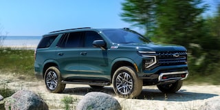 Chevrolet Tahoe 2025 Z71 en color verde recorriendo camino off-road junto al mar