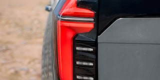 Detalle de la luz trasera LED de una Chevrolet Tahoe 2025 sobre terreno arenoso