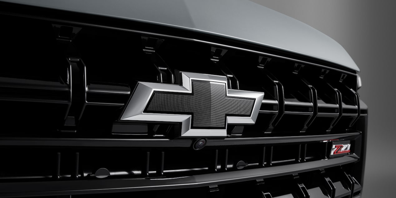 Parrilla frontal con logo Chevrolet en la Tahoe 2025 Z71, diseño robusto y elegante