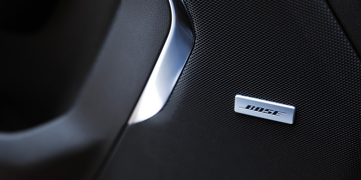 Detalle del sistema de sonido Bose en el interior de un Chevrolet 2025