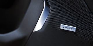 Detalle del sistema de sonido Bose en el interior de un Chevrolet 2025