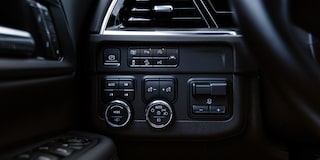 Controles de tracción 4x4, iluminación y funciones auxiliares en el tablero de la Chevrolet Tahoe 2025